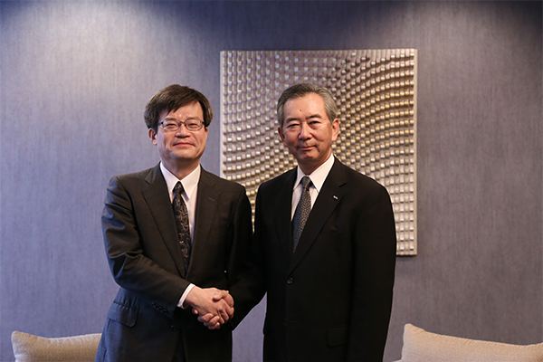 天野浩教授（写真左）と日機装・甲斐敏彦社長