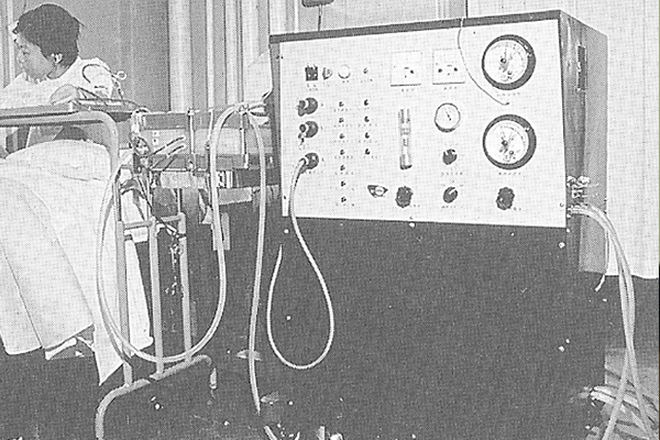 日機装が開発した国産第1号のキール型人工腎臓装置（BN型）
