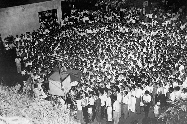 1954年 街頭テレビに見入る群集